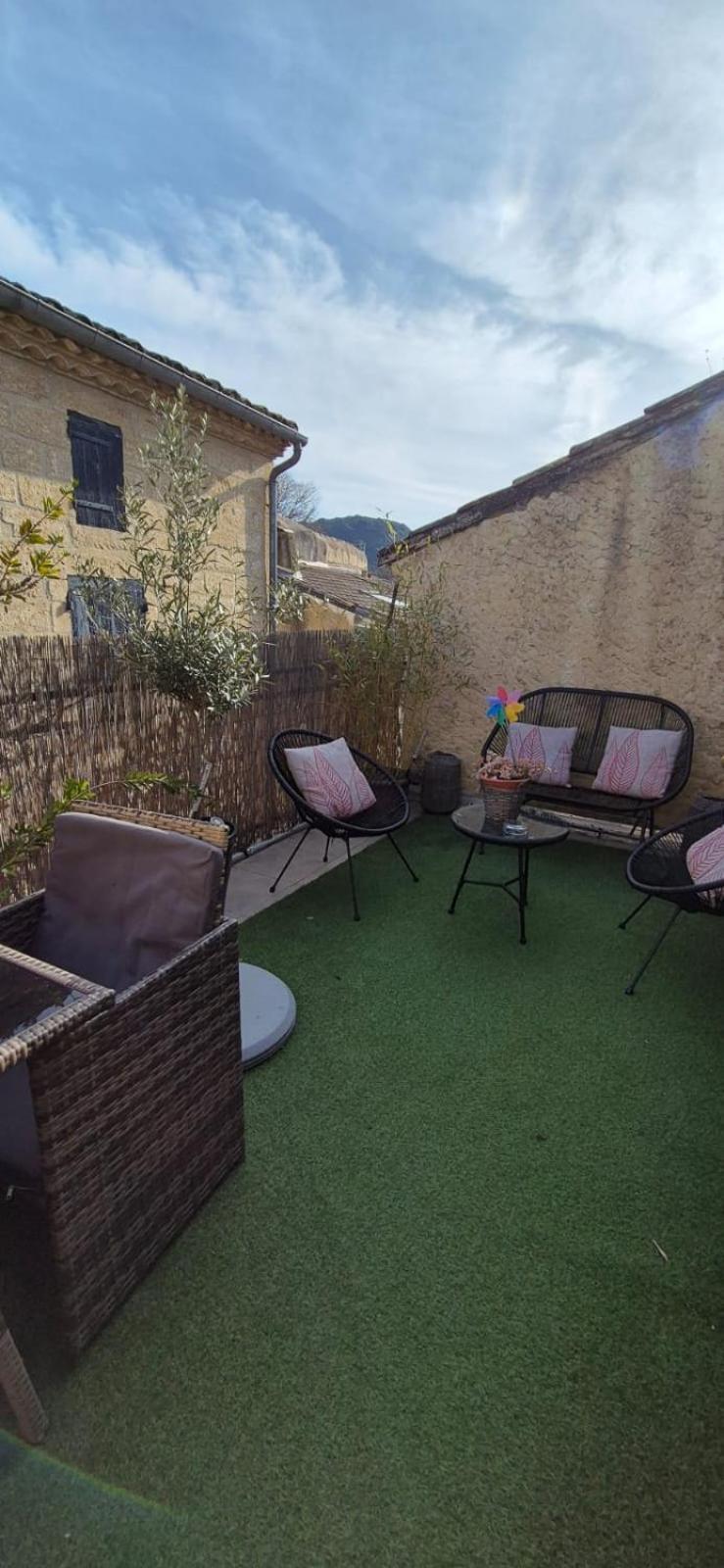 Proche D'Uzes La Terrasse Du Soleil Levant Collias Екстер'єр фото